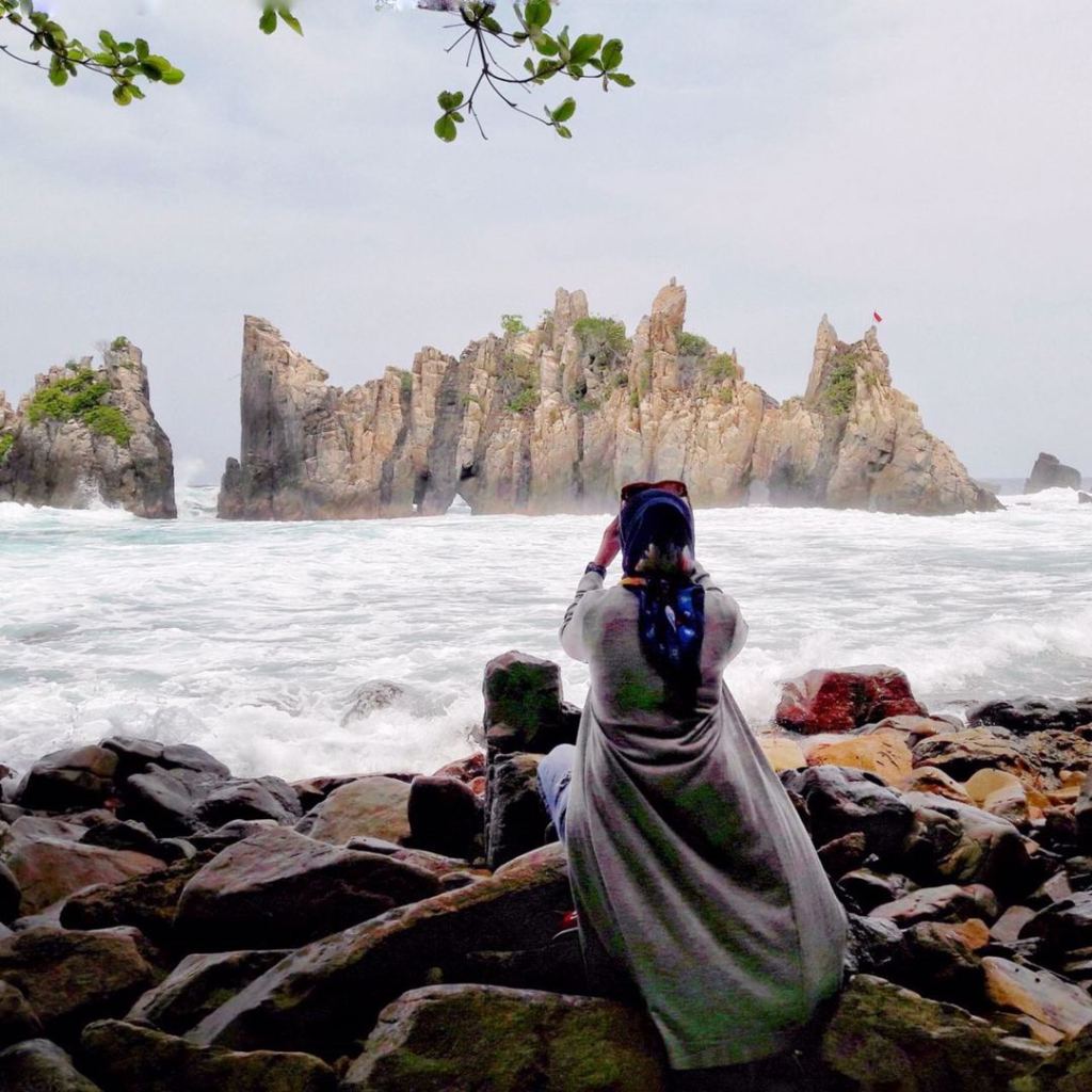 Pantai Gigi Hiu – Pantai Berbatu Karang Tajam Nan Eksotik