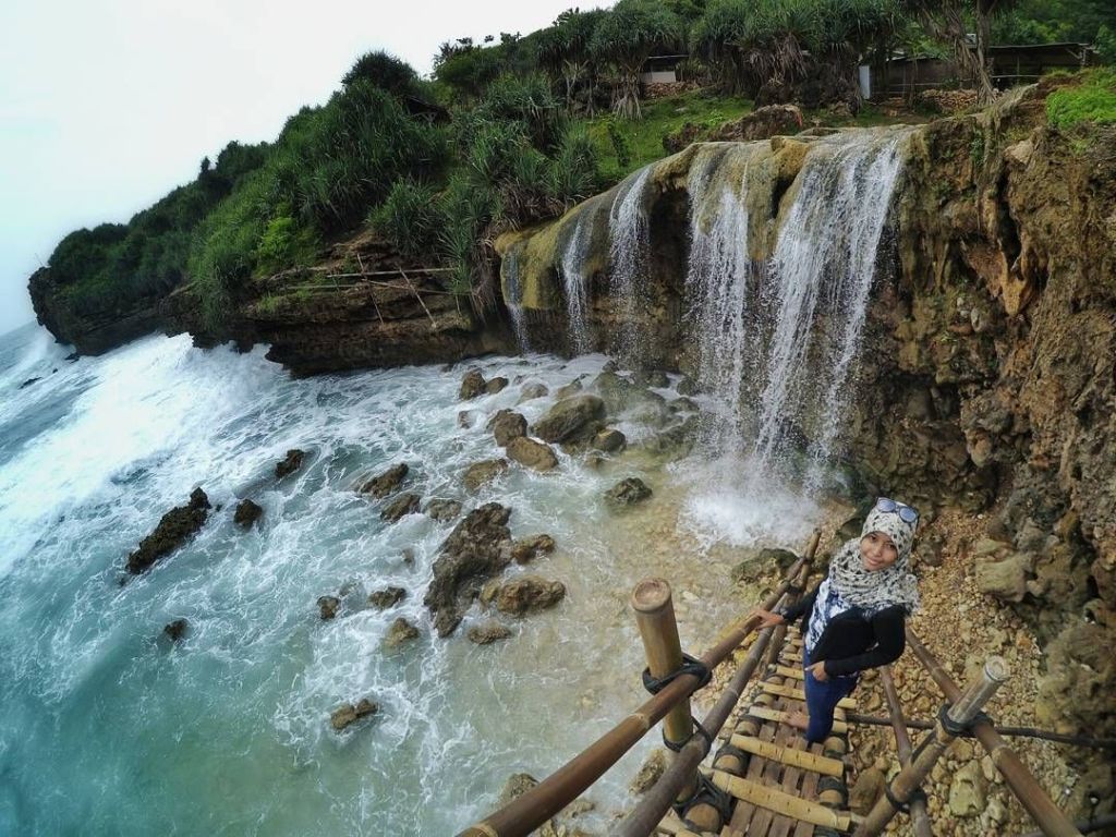 Pantai Jogan – Gabungan Panorama Pesisir dan Air&nbsp;Terjun