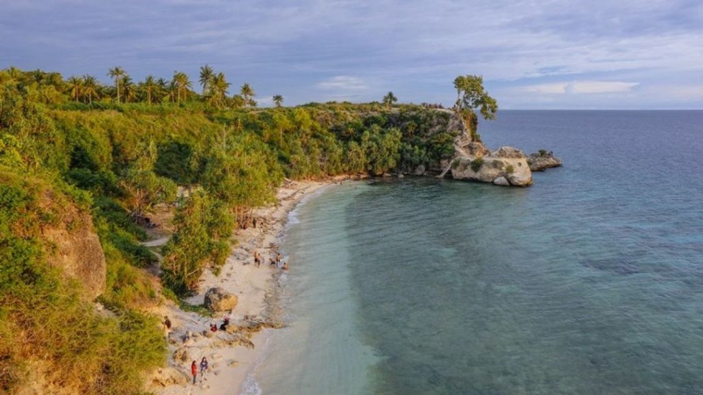 Pantai Dato Majene – Paduan Pasir Putih & Karang
