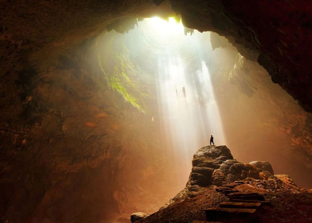 Keindahan Gua Jomblang Yogyakarta – Cahaya Surga di Dasar&nbsp;Gua
